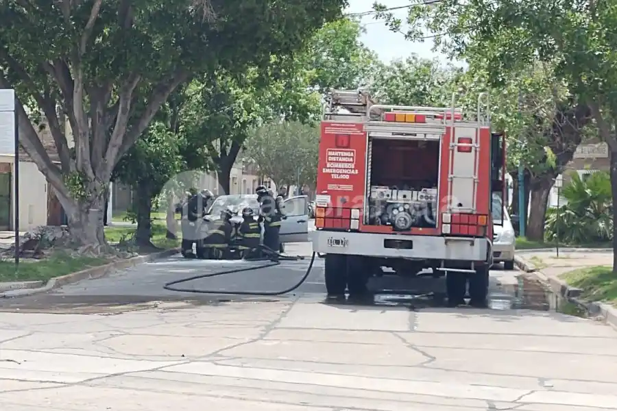 Gran preocupación por un auto en llamas con equipo de gas: tránsito cortado en el perímetro
