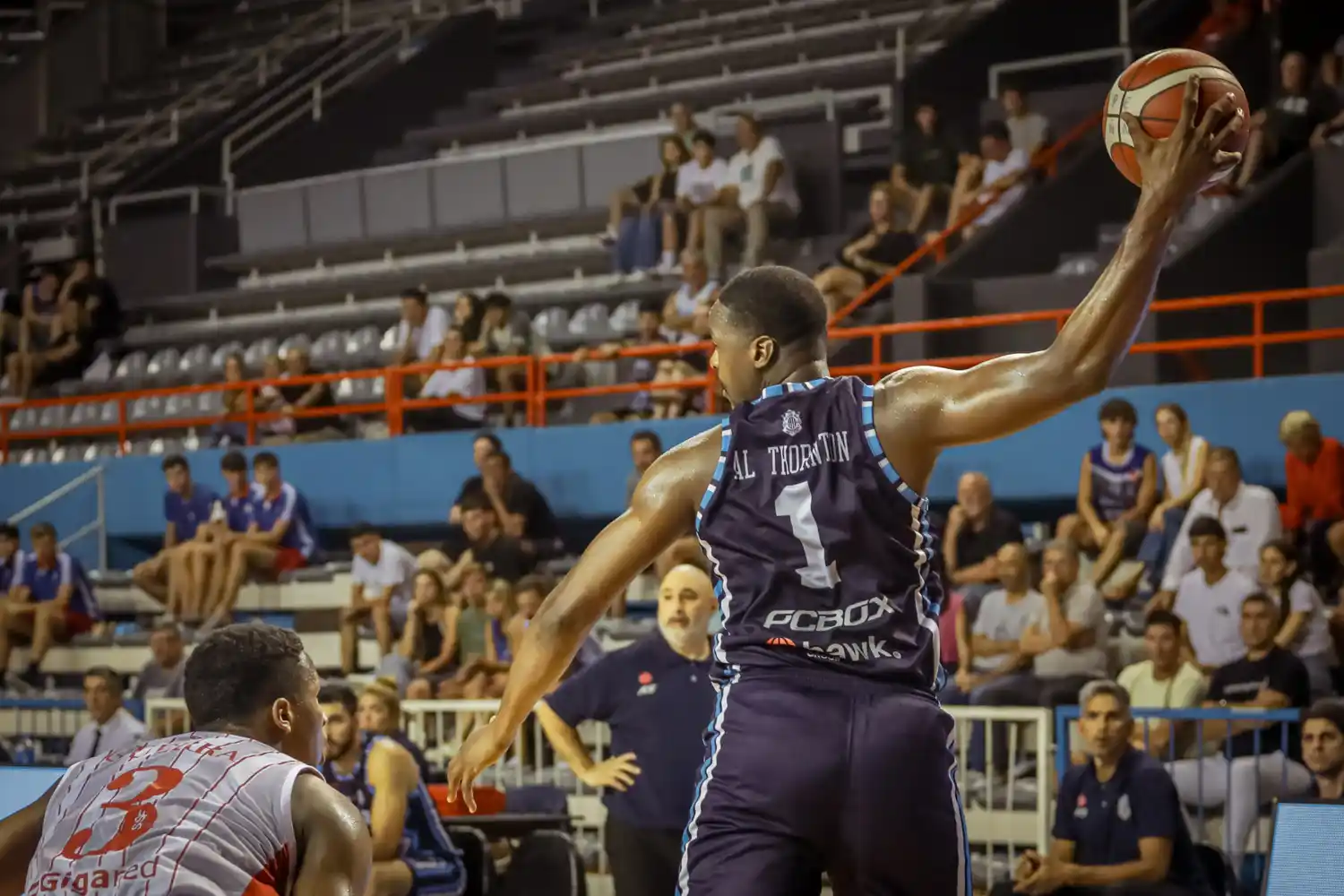 Al Thornton con la pelota lejos del alcance de su marcador.