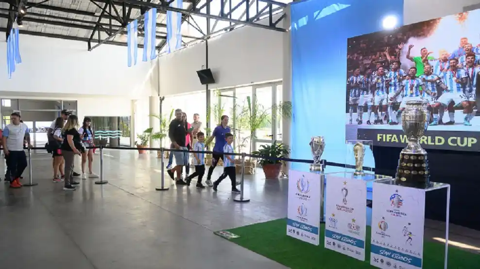 Miles de paranaenses se fotografiaron con las copas que ganó la Selección Argentina de Fútbol