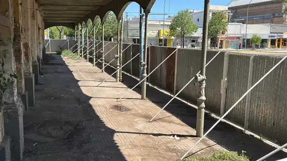 Con dos camiones municipales, limpiaron y sacaron todo de la "ranchada" en la Recova Ripamonti