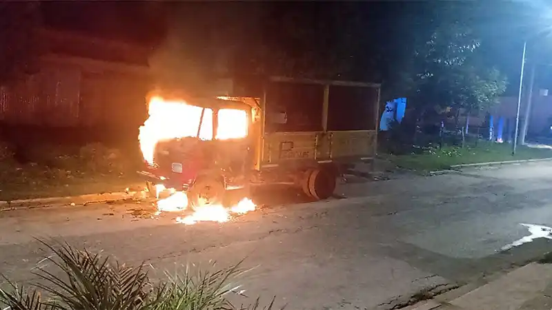Camión quedó destruido tras incendio intencional
