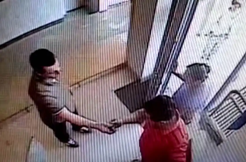 Video: se hacían pasar por operadores y le robaban a sus víctimas plata del cajero