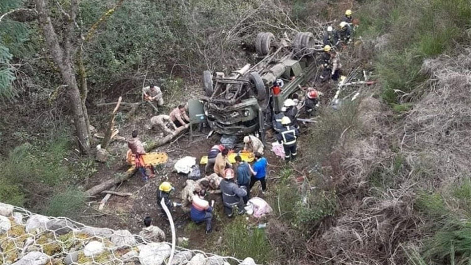 Confirmaron las identidades de los 4 fallecidos y de 18 heridos al desbarrancar camión