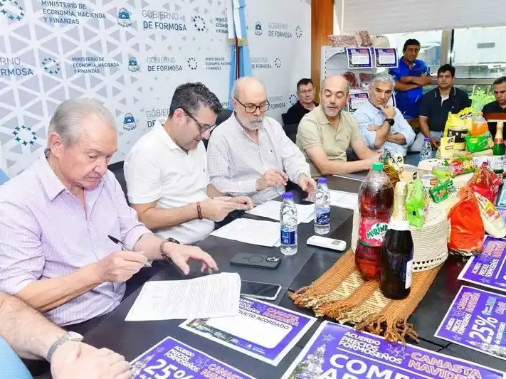 El Gobierno local y 28 comercios firmaron el 
acuerdo de precios para la Canasta Navideña