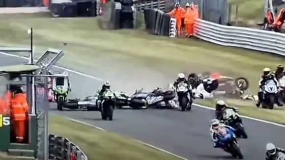 Conmoción en el motociclismo: murieron dos pilotos en un choque masivo tras la largada