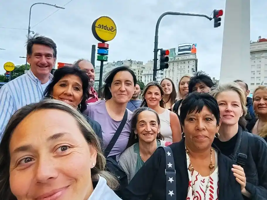 Integrantes de Hechos de Tango posan para la foto cerca del Obelisco.