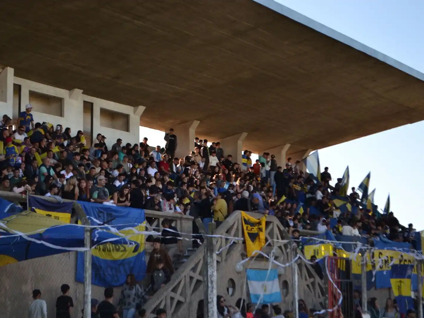 Se estima que 1900 personas estuvieron en el Estadio viendo la final entre Independencia y Atlético.