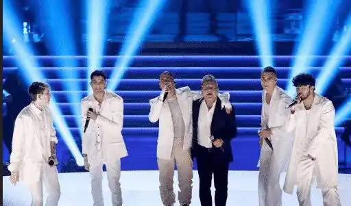 CNCO cantó con Montaner en premio Lo Nuestro. Foto AFP