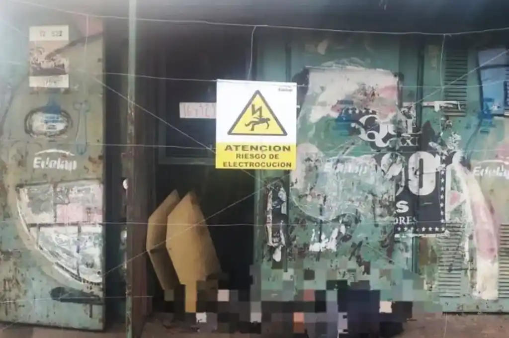 Una cabina de transformadores eléctricos