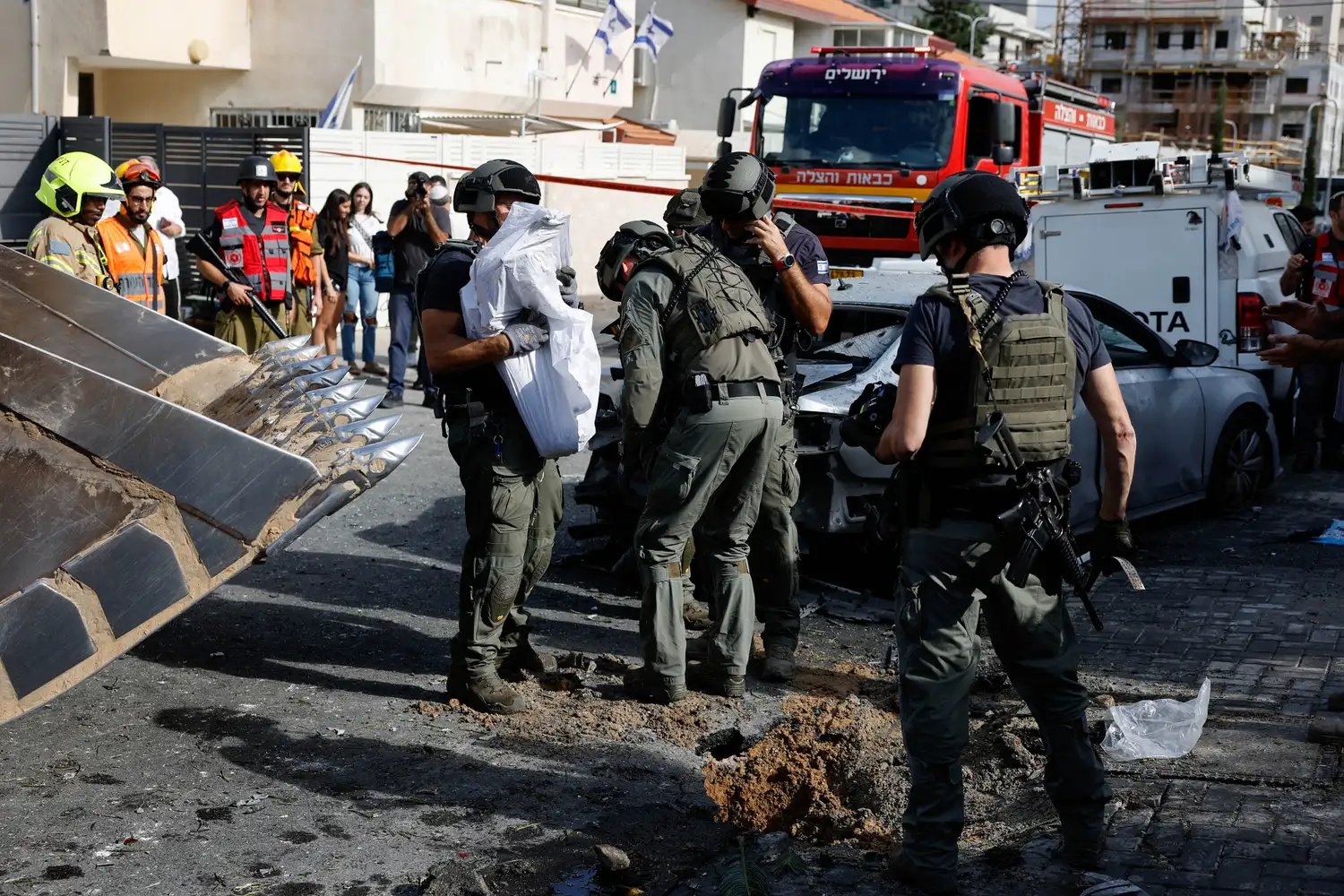 Expertos en explosivos de la policía israelí retiraron los restos de un cohete lanzado desde Gaza.