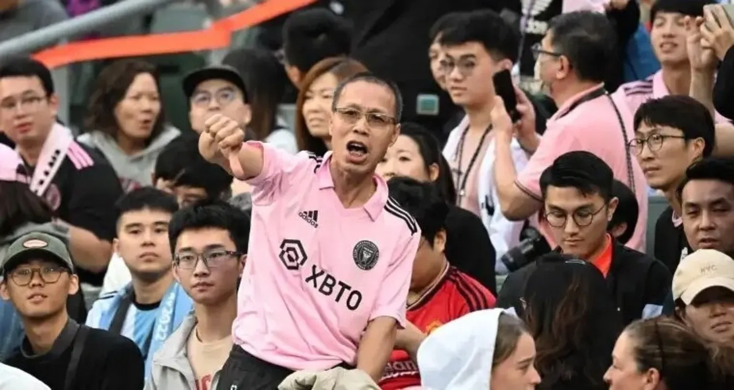 Aficionados de Lionel Messi en Hong Kong reaccionan ante la ausencia del argentino en el partido amistoso entre el combinado de estrellas local y el Inter Miami FC. Crédito: AFP.