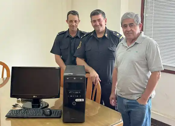 La Usina donó una computadora al Comando de Patrullas