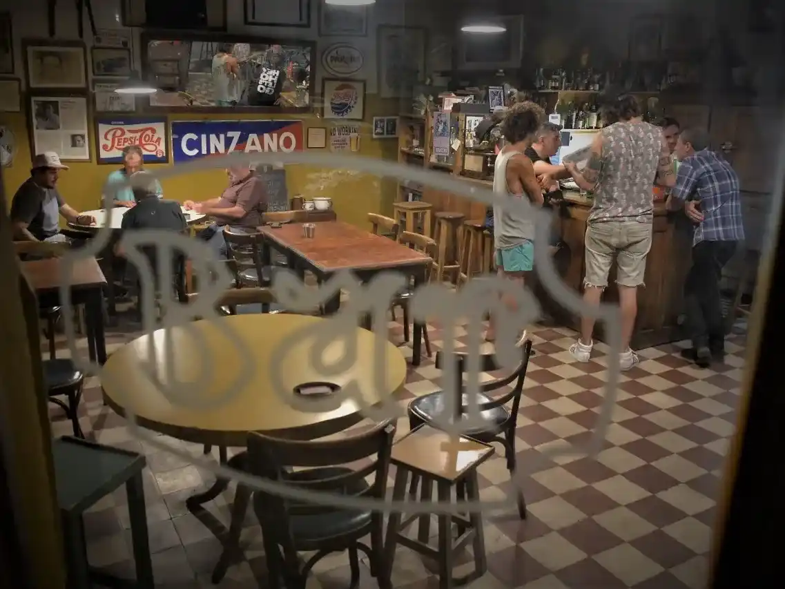 Bar Las Heras, en Chacabuco y Las Heras.