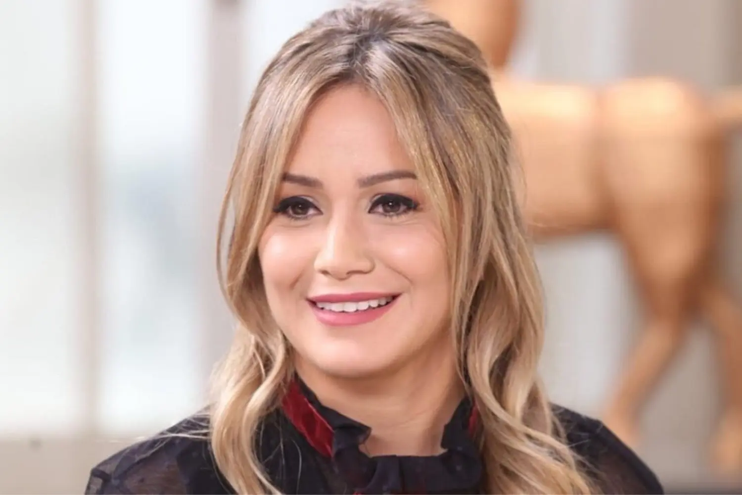 Con un mini vestido negro, Karina “La Princesita” mostró las piernas y bromeó: “Me hago la top model”