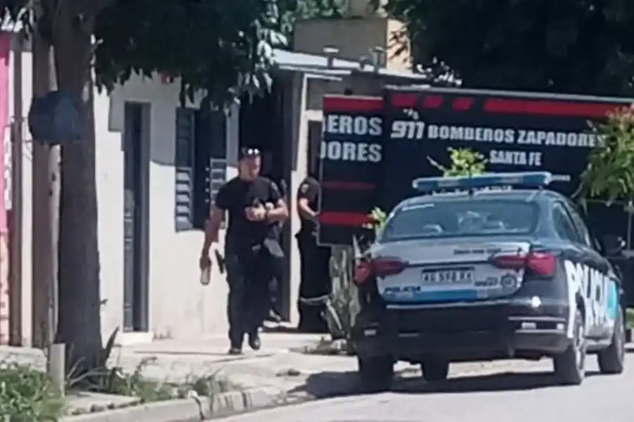 Apareció muerto en su cama, pero con un disparo en la cabeza