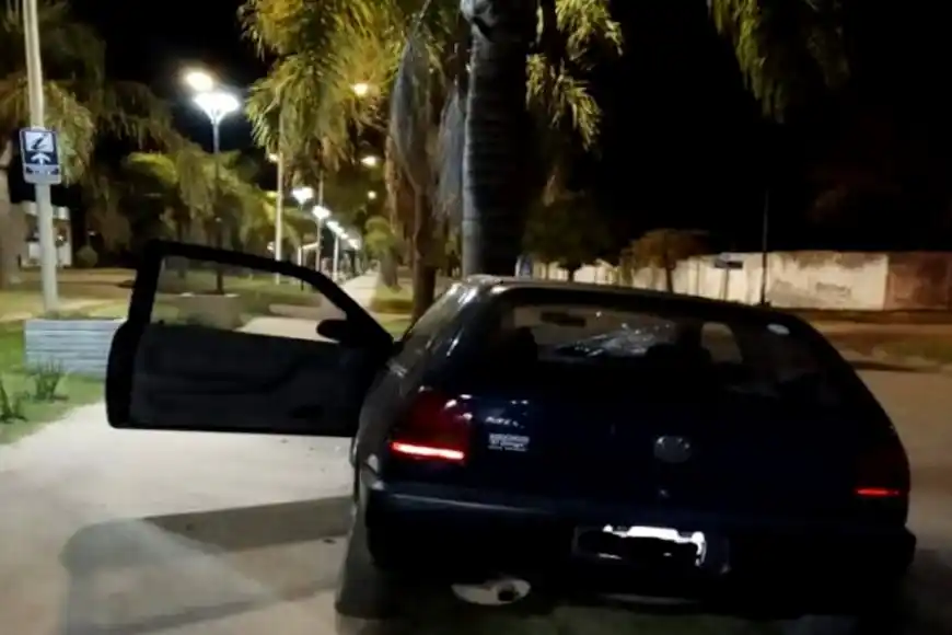 Manejaba borracho, realizó una mala maniobra y terminó subiéndose a una plazoleta