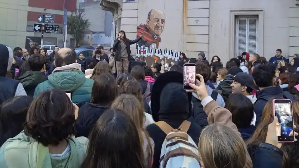 Estudiantes y familiares reclaman en la puerta del establecimiento educativo