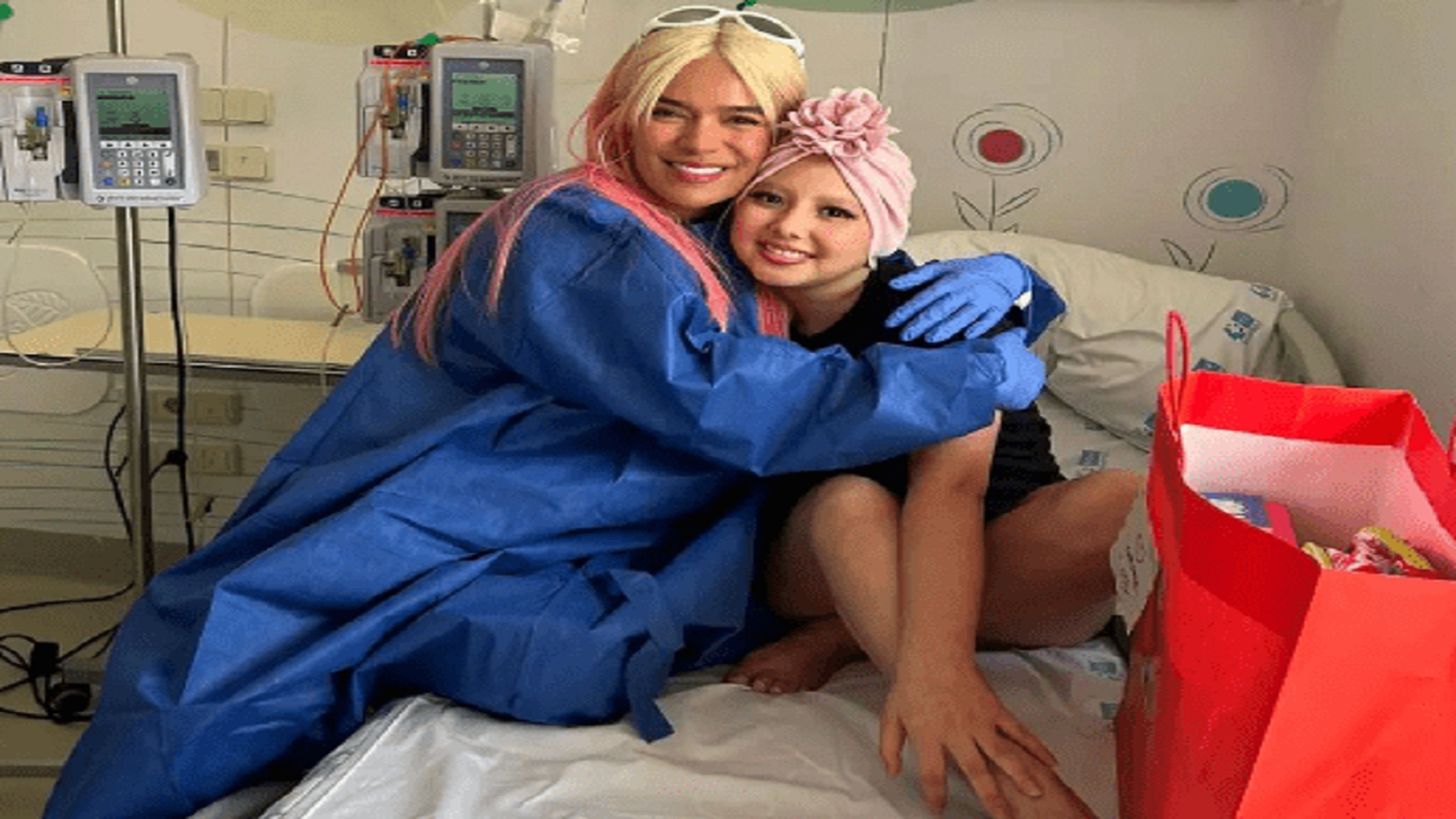 KAROL G cumple el sueño de una pequeña venezolana que lucha contra el cáncer