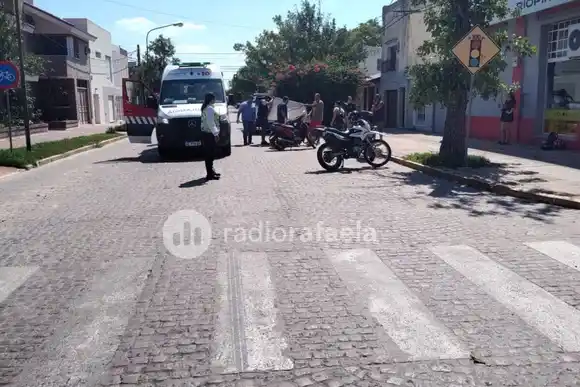Un hombre mayor de edad se cayó de la moto y quedó inscociente en la calle