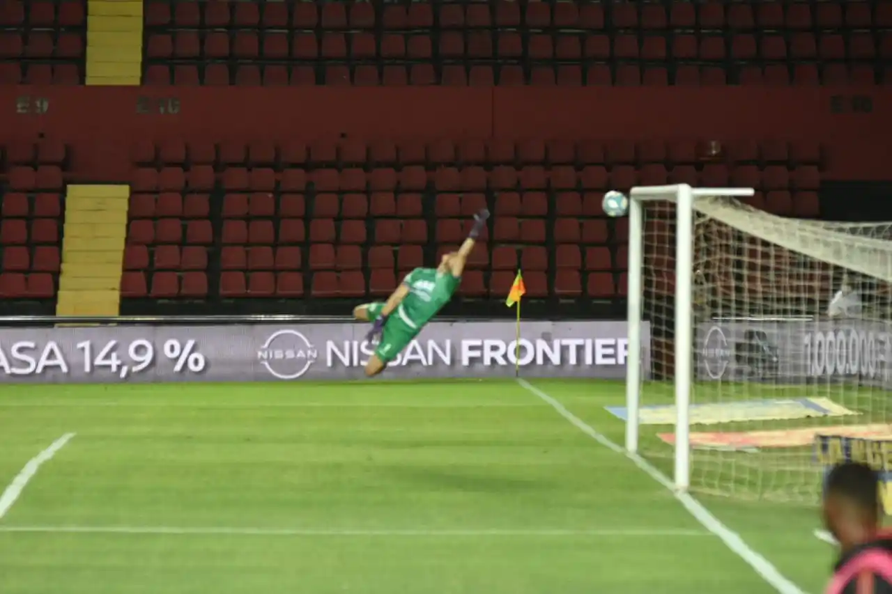 Colón le ganó a Central Córdoba y es líder de su grupo