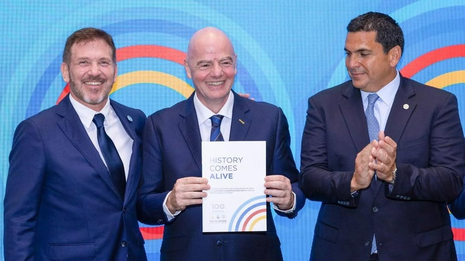 Alejandro Domínguez, Gianni Infantino y Robert Harrison