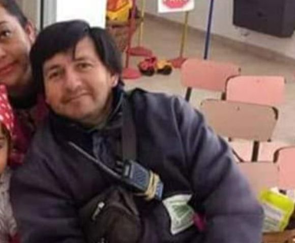 Una “manito” para arreglar la moto de un mensajero