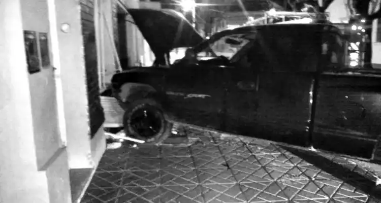 Alcoholizado y en contramano,  destruyó el frente de una casa