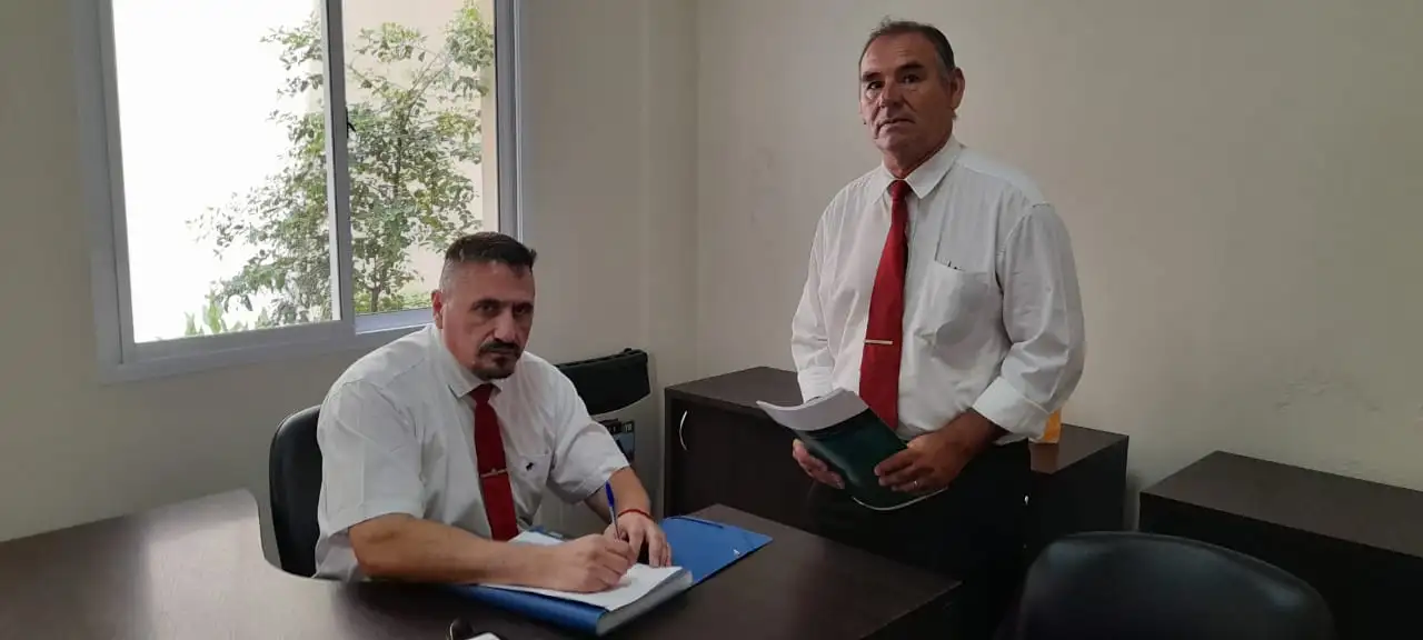 Marcos Sosa junto a Ramón Martínez de la División de Inspectores del Iosper.