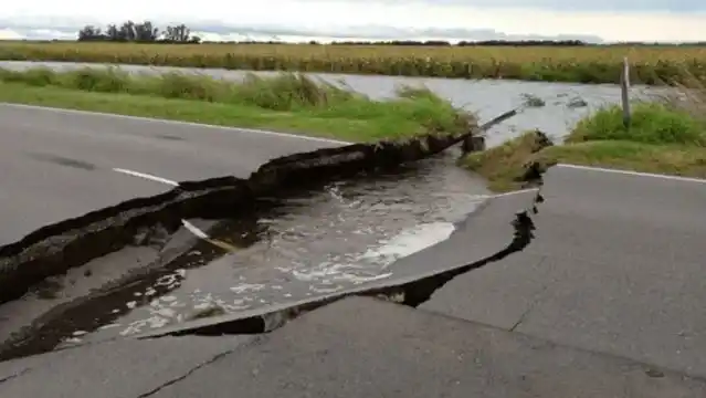 Un río partió al medio y se comió toda una ruta cordobesa