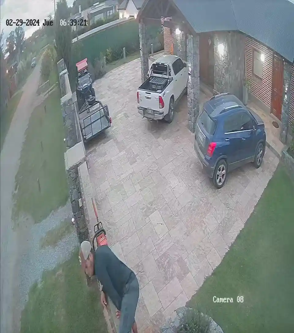 Ladrón saltando un paredón en Salceda y Del Medio