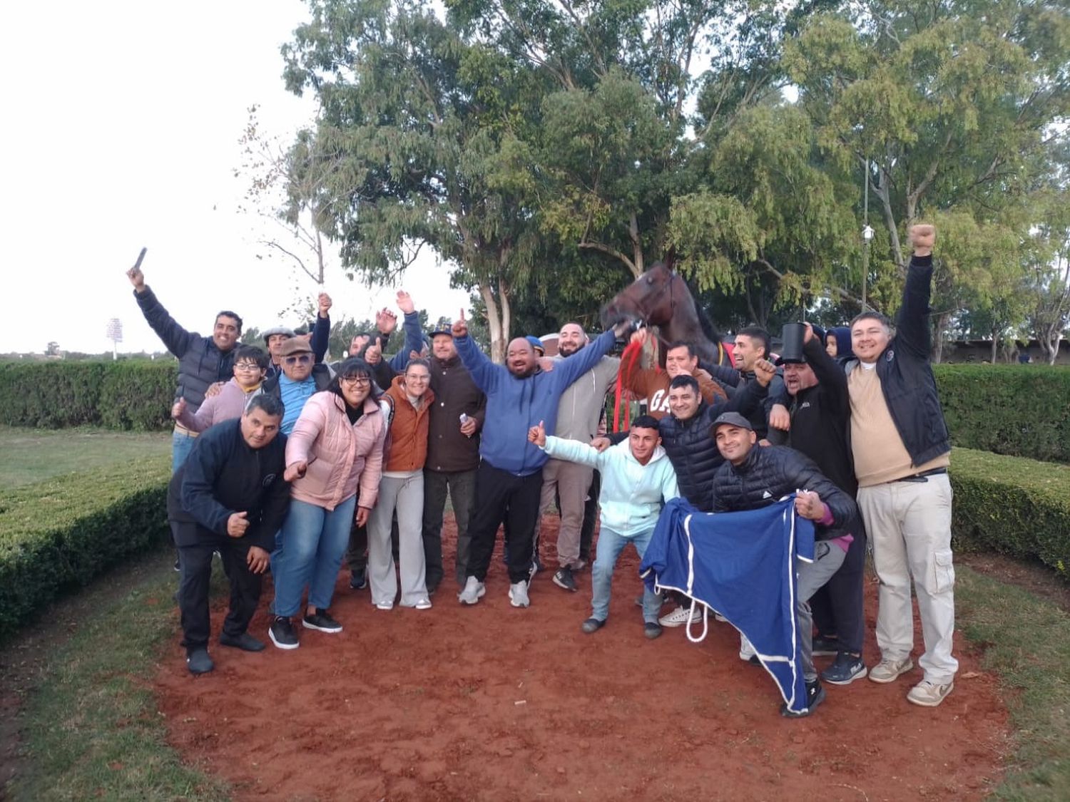 Turf: “El Negro Luis” brilló en el Gran Premio 25 de Mayo