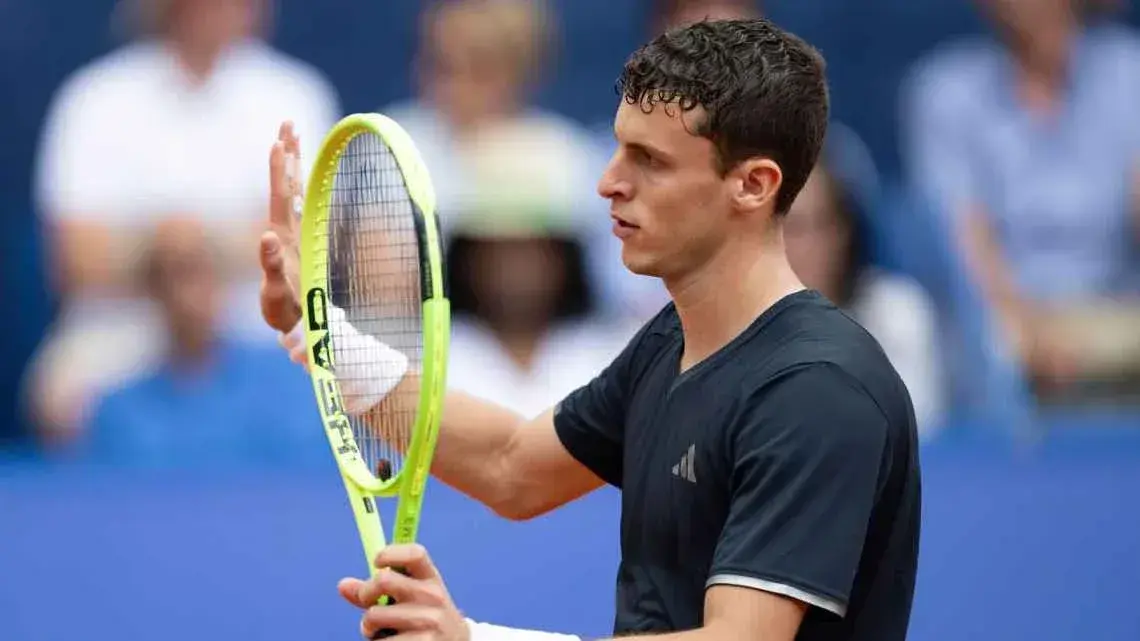 Cerúndolo avanzó a cuartos de final en Winston-Salem tras el abandono de Báez