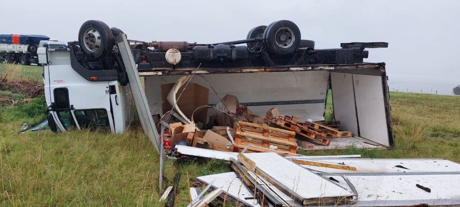 Camionero venadense sufrió un espectacular accidente en Ruta 14