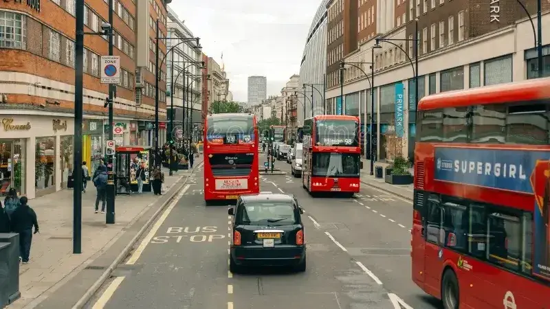 Implementan multas de hasta 100 libras por escuchar música sin auriculares en el transporte público