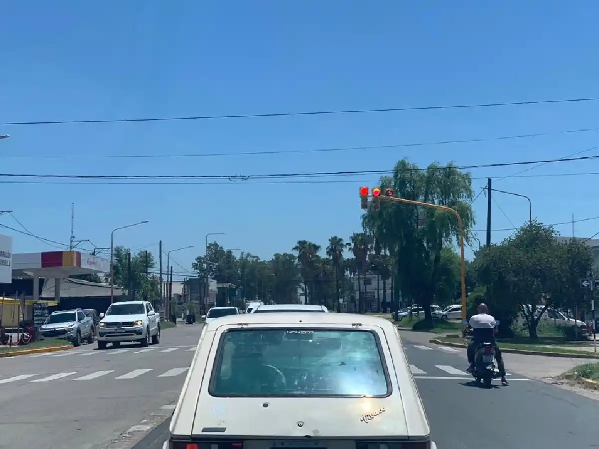 Más seguridad vial en San Francisco: comenzó a funcionar el semáforo de avenida Urquiza y Entre Ríos