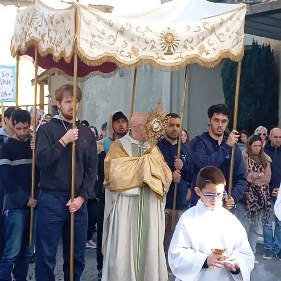 La procesión de Corpus Christi recorrió las calles céntricas de Tandil tras la misa celebrada en la Parroquia del Santísimo Sacramento.