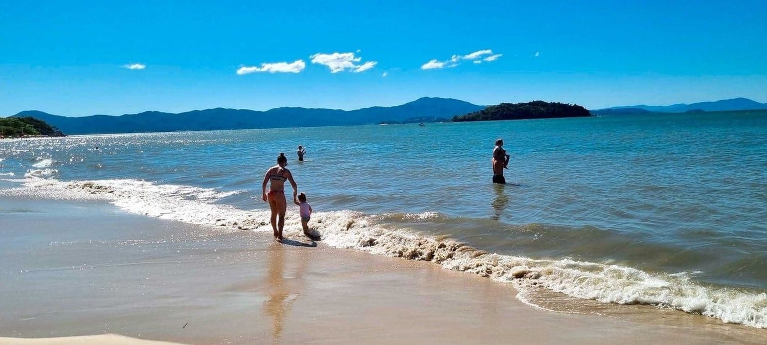 Así luce la playa de Canasvieiras en noviembre, a poco que inicie la temporada de verano.