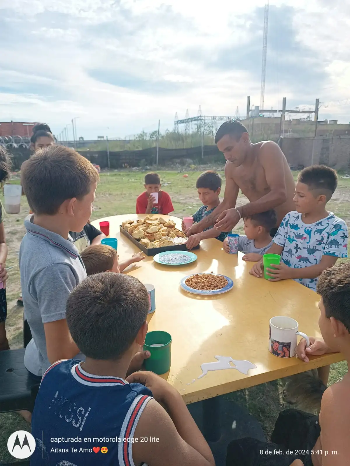 La merienda de Los Chicos de la Vía.