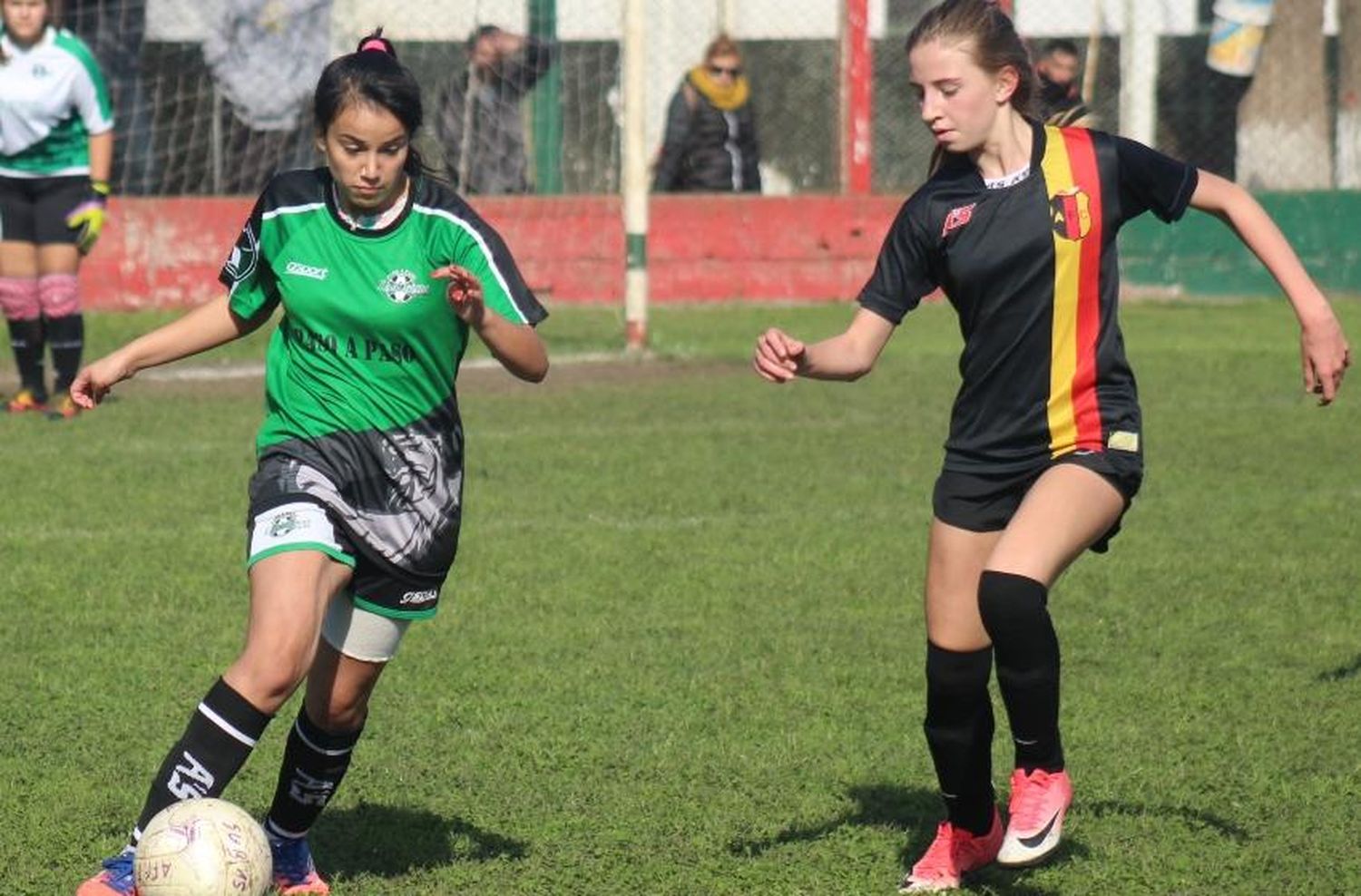 Fútbol femenino: Leonas se lo llevó con paciencia y empuje