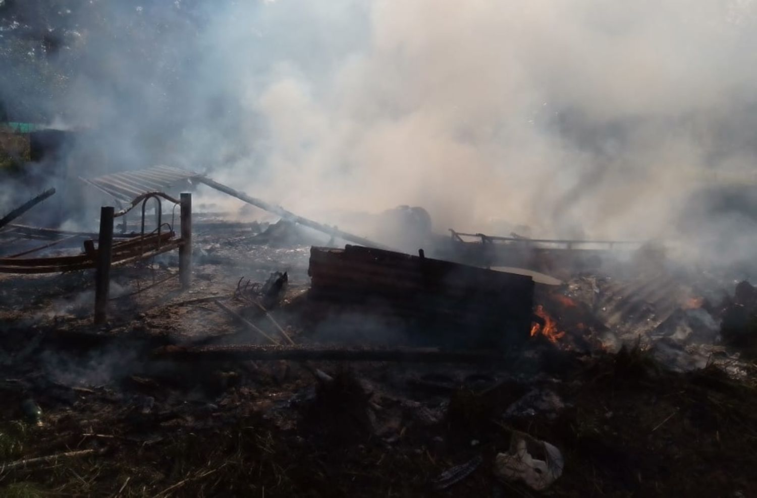 Se incendió una casilla en el barrio Gloria de la Peregrina