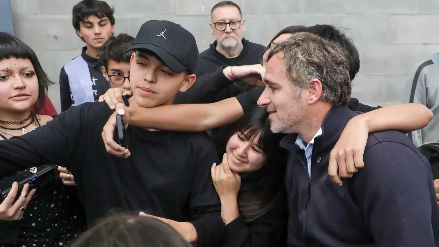 Achával junto a estudiantes de Pilar.