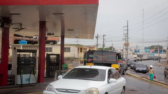 GASOLINERAS dolarizadas en Zulia venden el combustible que quepa en los tanques