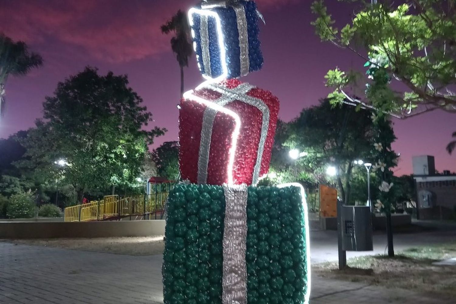 Utilizan materiales reciclados y realizan decoraciones navideñas: "Es nuestra recompensa que les guste a ustedes"