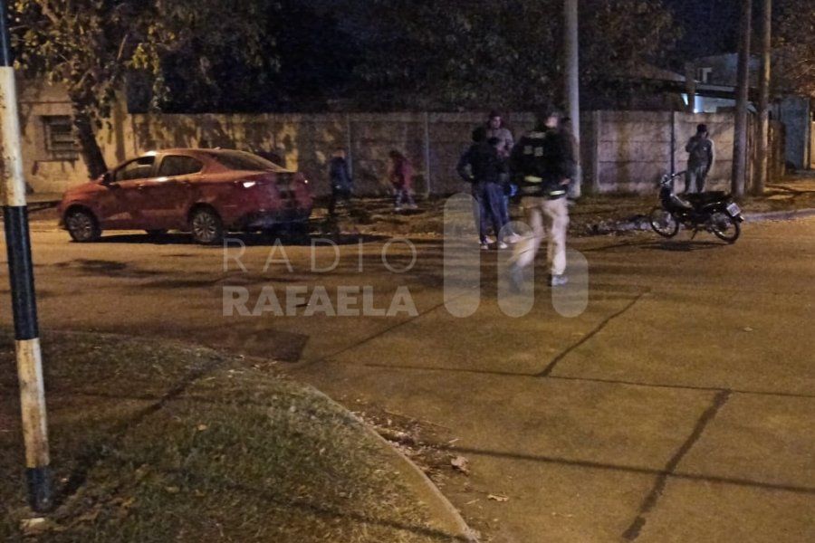 Un auto se llevó puesto una moto en calle Jaime Ferre: un joven de aproximadamente 20 años cayó al piso y salió ileso del choque