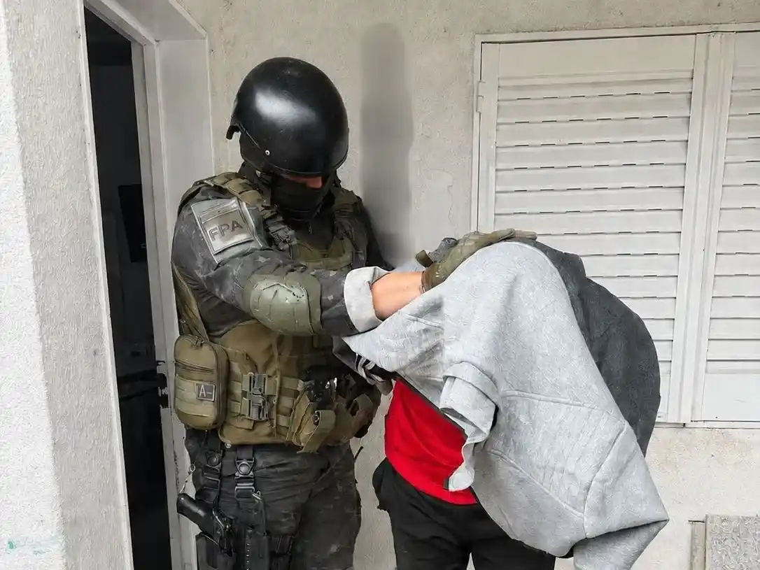El hombre fue detenido en el patio de su vivienda.