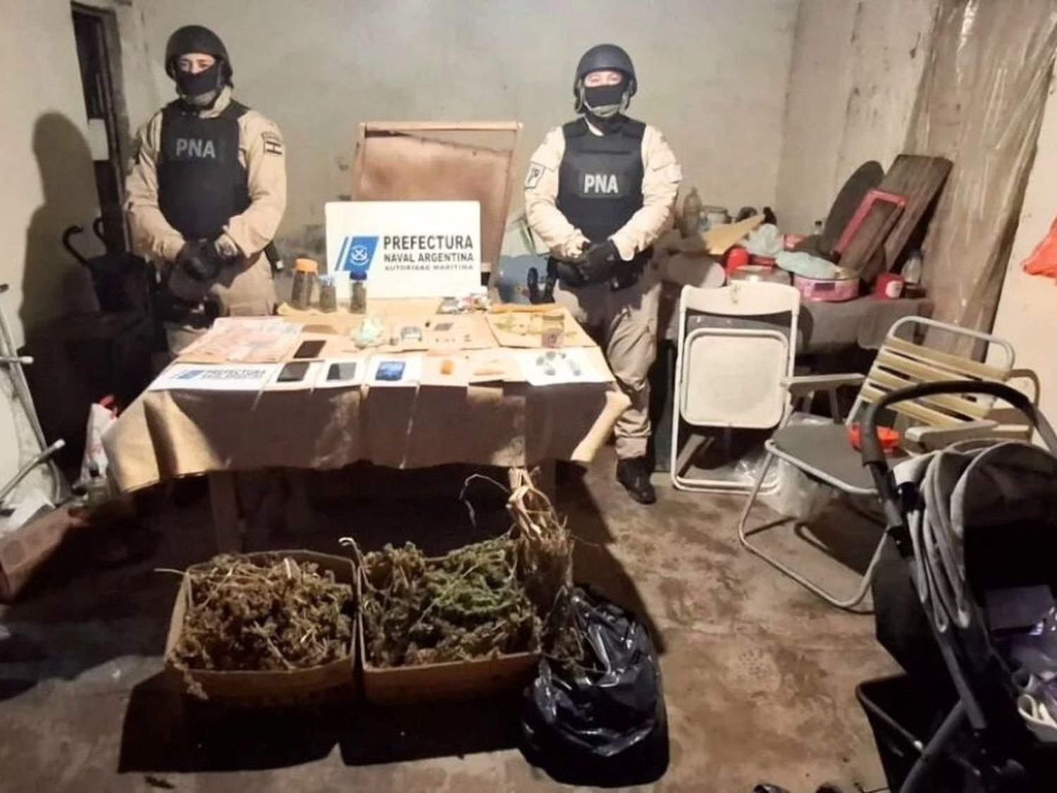 Prefectura allanó un “kiosco” de droga en Santa Fe y hay tres detenidos