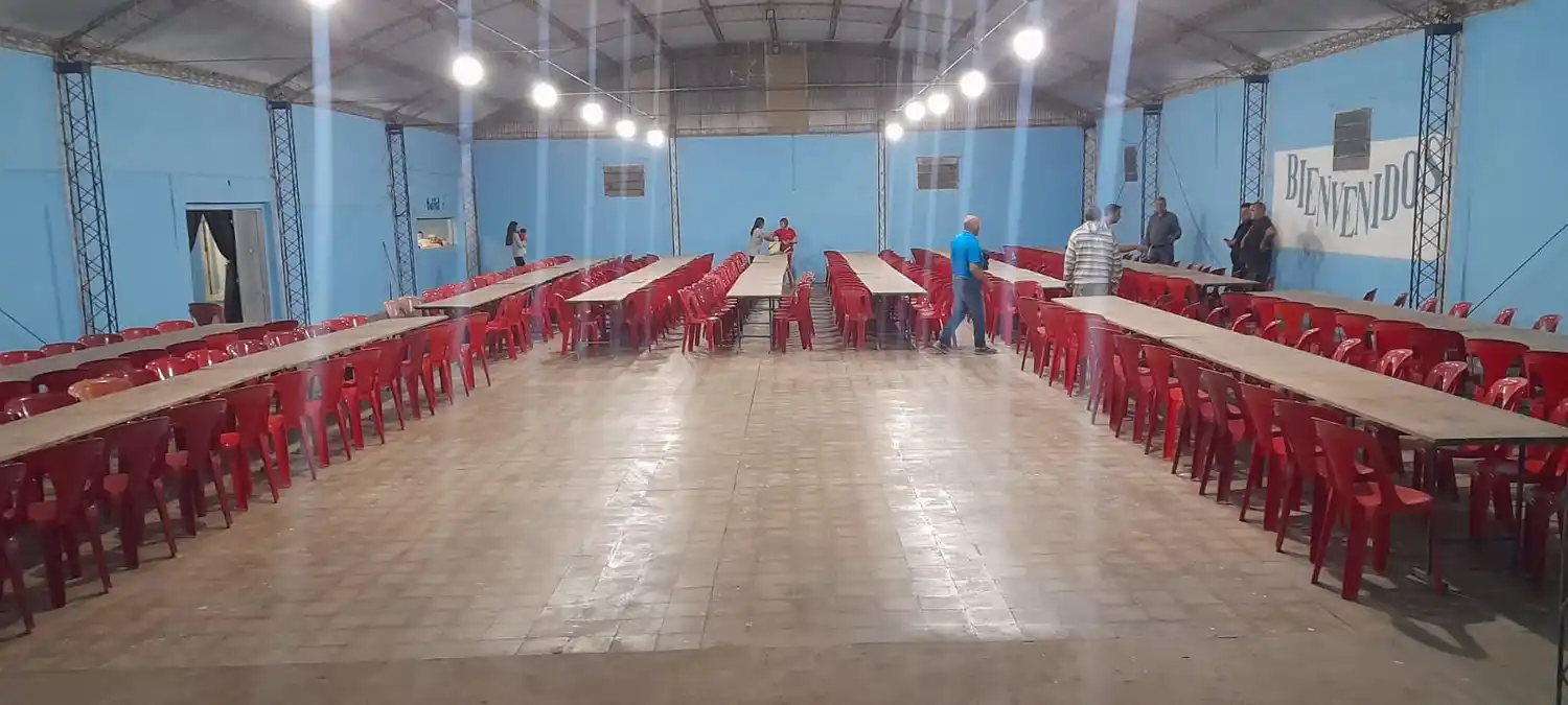 El amplio salón del club, punto de encuentro de las familias