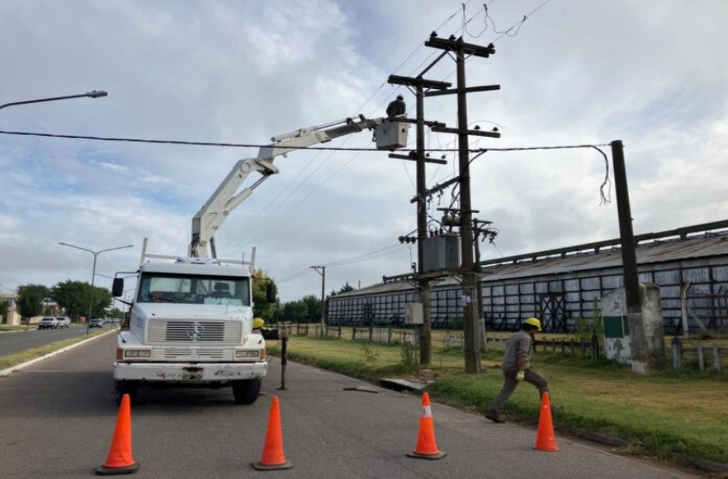 La Provincia firmó un convenio con EDEN para mejorar el servicio eléctrico en zonas vulnerables