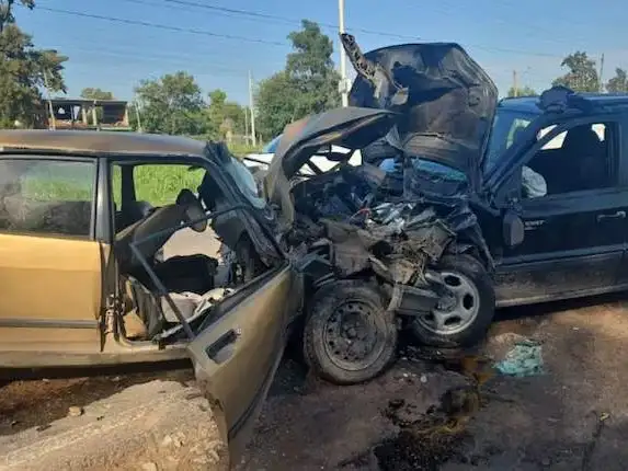 Según las primeras pericias, la camioneta en la que iba el joven cruzó de carril a alta velocidad y provocó el choque frontal.