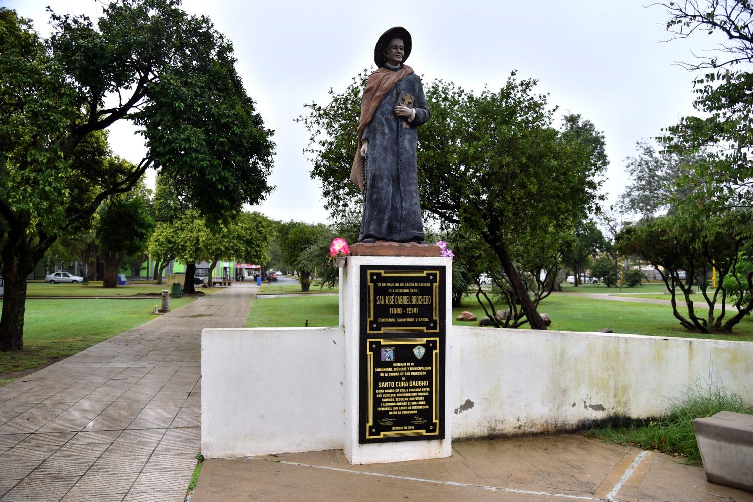 En la Plaza General Paz se encuentra el busto de San José Gabriel Brochero.